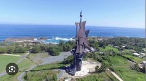 une vue aérienne d'un monument à côté de l'océan dans l'établissement Rincon Familiar, à Arecibo