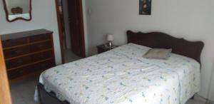 ein Schlafzimmer mit einem großen Bett und einer Kommode in der Unterkunft Linda Casa Térrea em Xangri-Lá in Xangri-lá