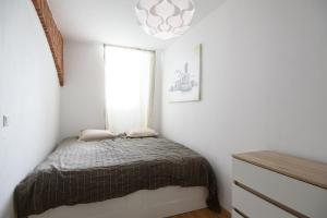 a small bedroom with a bed and a window at Vienna Living Apartments - Währing in Vienna