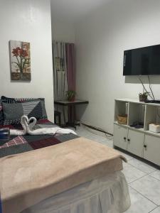 Televisyen dan/atau pusat hiburan di Your Tagaytay Budget Deluxe Room for 24 Hours