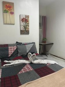 Ruang duduk di Your Tagaytay Budget Deluxe Room for 24 Hours