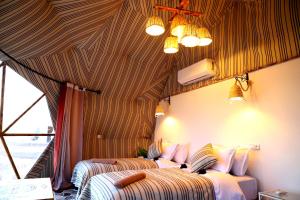 Postel nebo postele na pokoji v ubytování Merzouga Dome + 27 fotografií