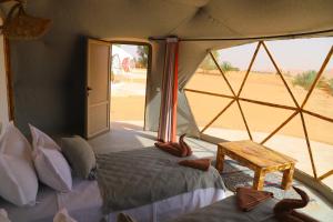 Postel nebo postele na pokoji v ubytování Merzouga Dome