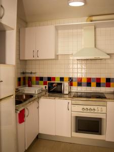 Η κουζίνα ή μικρή κουζίνα στο Apartamentos Catalina D