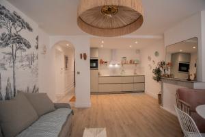 a living room with a couch and a kitchen at Mon cocon au cœur du village et des plages in Bandol