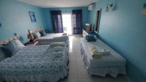 Letto o letti in una camera di Fisherman's Inn Hotel
