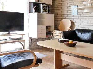 Bøtø ByにあるCozy Retreat near Marielyst - By Traum Ferienwohnungenのテレビとコーヒーテーブルのあるリビングルーム