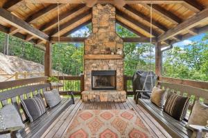 eine Außenterrasse mit Bänken und einer Feuerstelle in der Unterkunft Luxury 4Br Game Room Hot tub long-range Mtn view in Blue Ridge