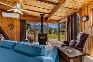 Fotografie z fotogalerie ubytování Rustic Mountain Chalet with Breathtaking Views v destinaci Flagstaff