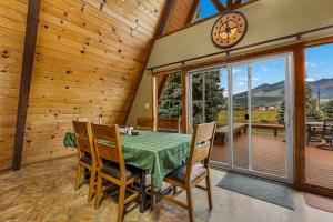 Fotografie z fotogalerie ubytování Rustic Mountain Chalet with Breathtaking Views v destinaci Flagstaff