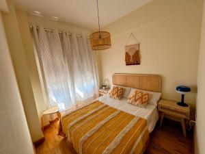 ein Schlafzimmer mit einem Bett und einem großen Fenster in der Unterkunft Casa Rural Sierra Norte 68 in El Ronquillo + 3 Fotos