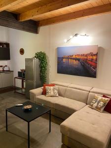 een woonkamer met een bank en een tafel bij Eleven in Siracusa