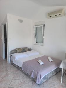 a bedroom with a bed with two towels on it at Apartments with parking space Sutivan, Brac - 5629 in Sutivan