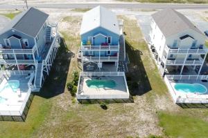 ノース・トップセール・ビーチにあるBlue Dolphin Seaviewの2つのスイミングプール付きの家の空中ビュー