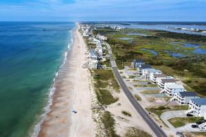 ノース・トップセール・ビーチにあるBlue Dolphin Seaviewの海と家の空の景色