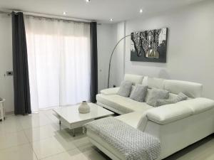 A seating area at Apartamento con impresionantes vistas y piscina