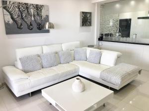 A seating area at Apartamento con impresionantes vistas y piscina