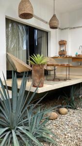 Un patio con mesa y sillas y plantas. en Dada, en Brisas de Zicatela