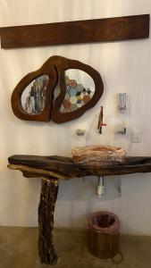una mesa de madera con un espejo en la pared en Dada, en Brisas de Zicatela