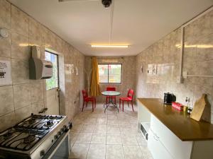 Η κουζίνα ή μικρή κουζίνα στο Hostal EntreOrientes +99 φωτογραφίες