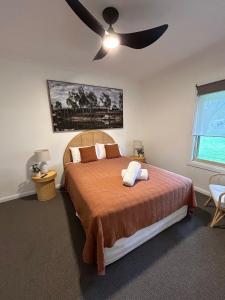 una camera con letto e ventilatore a soffitto di Murray River Resort a Moama Altre 63 foto
