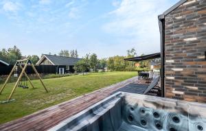 Kolam renang di atau dekat dengan Beautiful Home In Hadsund With Sauna +17 gambar