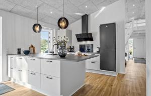 Dapur atau dapur kecil di Beautiful Home In Hadsund With Sauna