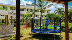 巴亚希贝Soficu Hotel El Edén Dominicus的酒店前的游乐场