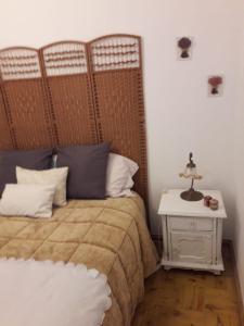 a bedroom with a bed and a table with a lamp at Geschichte, Önologie und Gastronomie im Alentejo in Vila Viçosa