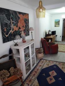 a living room with a couch and a table at Geschichte, Önologie und Gastronomie im Alentejo in Vila Viçosa +14 photos