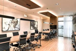 a conference room with a long table and chairs at Nosso Apê 915: Central | Academia | Piscina NA0714 in Juiz de Fora