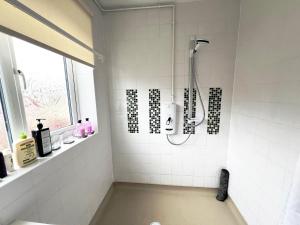 Koupelna v ubytování Suspire house Sleeps7-Garden-Bbq-Coastal retreat + 20 fotografií