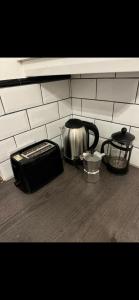 een waterkoker en een broodrooster op een aanrecht bij Riverside Retreat with Balcony, Workspace & Parking in Richmond