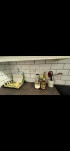 een keukenblad met een witte betegelde muur bij Riverside Retreat with Balcony, Workspace & Parking in Richmond