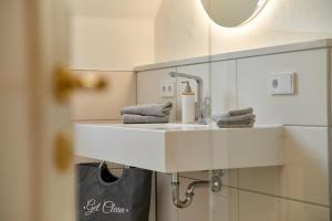 ベルンカステル・クースにあるFerienwohnungen am Gestade Wohnung 1の白い洗面台と鏡のあるバスルーム