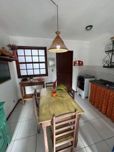 a kitchen with a table and chairs in a room at Casa Pouso dos Colibris em Paraty in Paraty