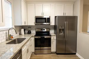 Dapur atau dapur kecil di Cozy and Modern Vacation Home
