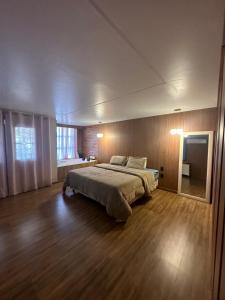 a bedroom with a large bed in a room at Casa pertinho da praia com hidro in Rio das Ostras