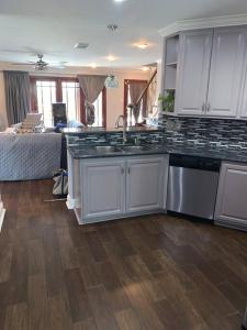 ハンブルにあるModern home with beautiful poolのキッチン(シンク付)、キッチン(ベッド1台付) +21枚の写真