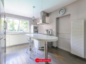 Fotografie z fotogalerie ubytování Grande Maison 5 chambres avec Piscine à Lagord, Cap. 10 Pers - FR-1-535-60 v destinaci Lagord