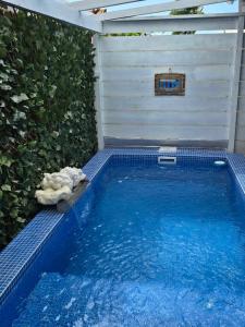 Bazén v ubytování SARL FARE MOOREA nebo v jeho okolí