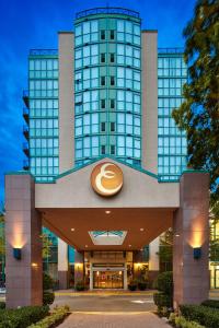 un gran edificio con un cartel de donut en Executive Plaza Hotel & Conference Centre, Metro Vancouver, en Coquitlam