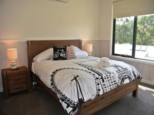 a bedroom with a large bed and a window at BLUEhaven....@BRIGHT in Bright