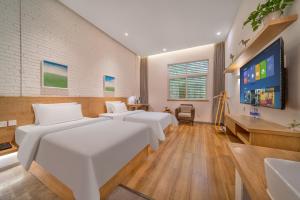 A television and/or entertainment centre at Wuyu Hotel Chongqing Southwest University & Jialing Riverside