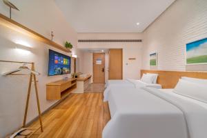A television and/or entertainment centre at Wuyu Hotel Chongqing Southwest University & Jialing Riverside