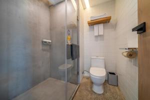 A bathroom at Wuyu Hotel Chongqing Southwest University & Jialing Riverside