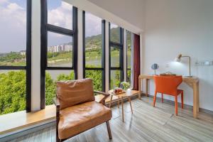 A seating area at Wuyu Hotel Chongqing Southwest University & Jialing Riverside