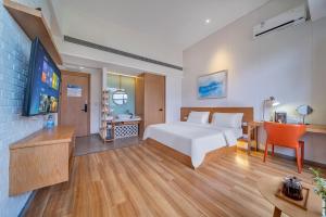 A bed or beds in a room at Wuyu Hotel Chongqing Southwest University & Jialing Riverside