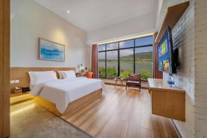 A bed or beds in a room at Wuyu Hotel Chongqing Southwest University & Jialing Riverside
