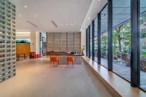 A seating area at Wuyu Hotel Chongqing Southwest University & Jialing Riverside